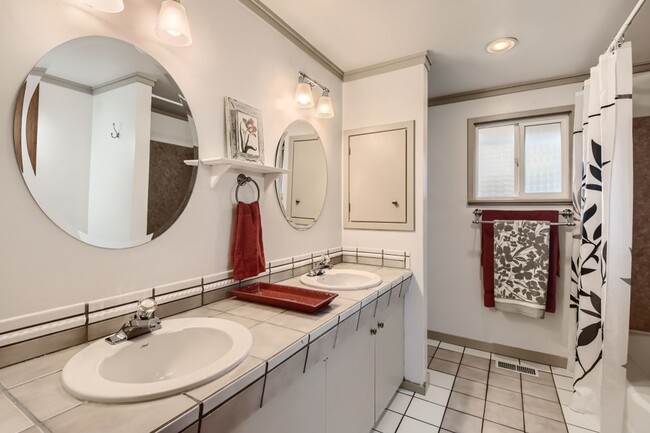 Building Photo - Gracious and Spacious and NO Steps at $3200!