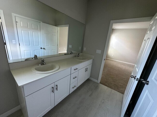 Building Photo - 826 Friendship Cir