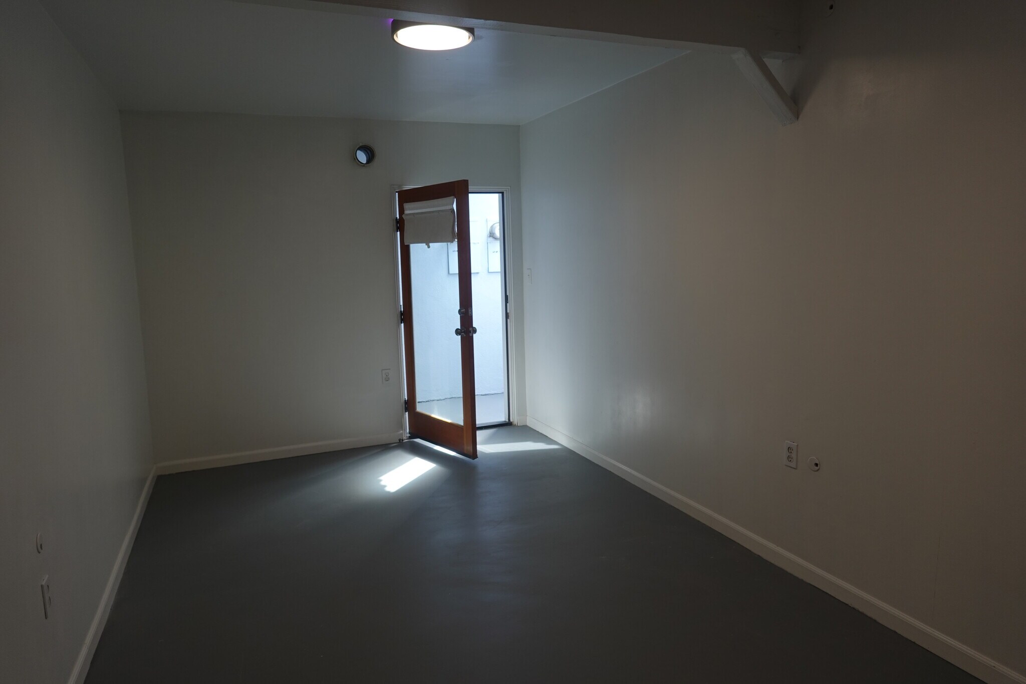 Garage - 15338 Larch Ave