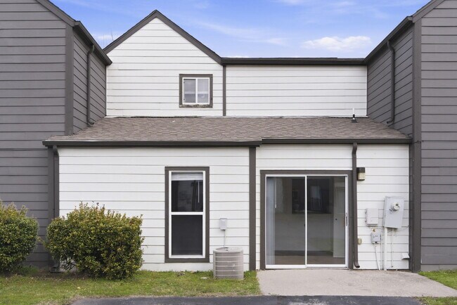 Building Photo - 1447 E Oakwood Ln