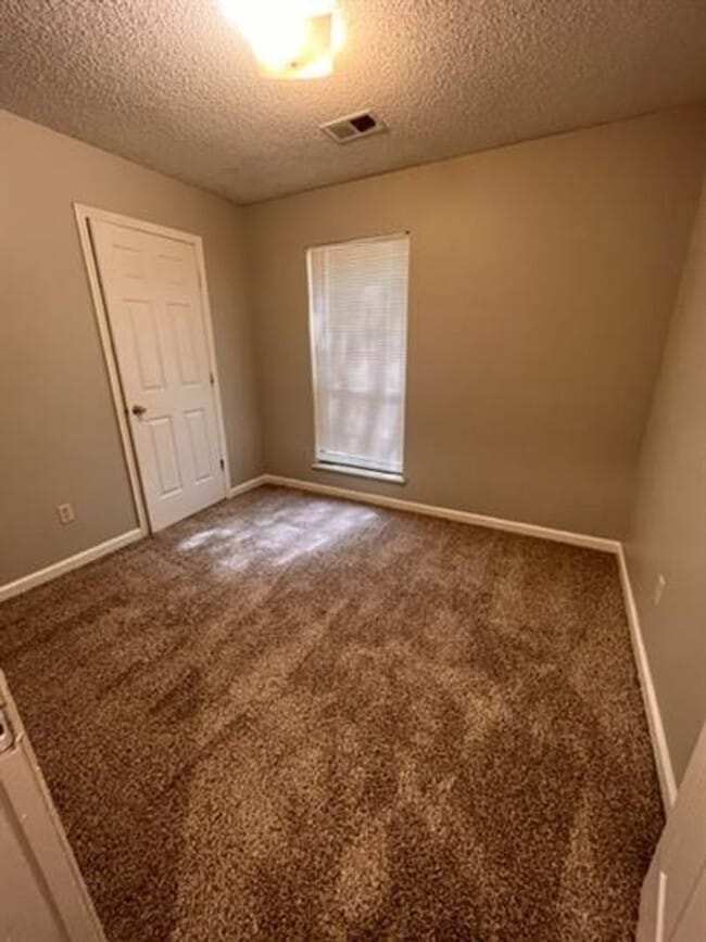 Building Photo - ~HALF OFF FIRST MONTH'S RENT~ Charming 3-Bedroom Home in Bartlett-Spacious & Move-In Ready!