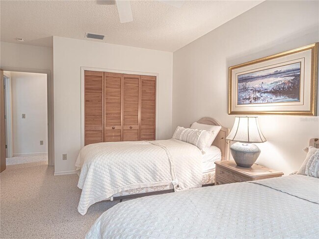 Building Photo - 920 E Lake Dr