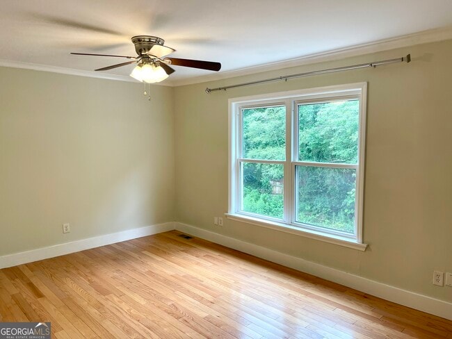 Building Photo - 696 Redland Dr