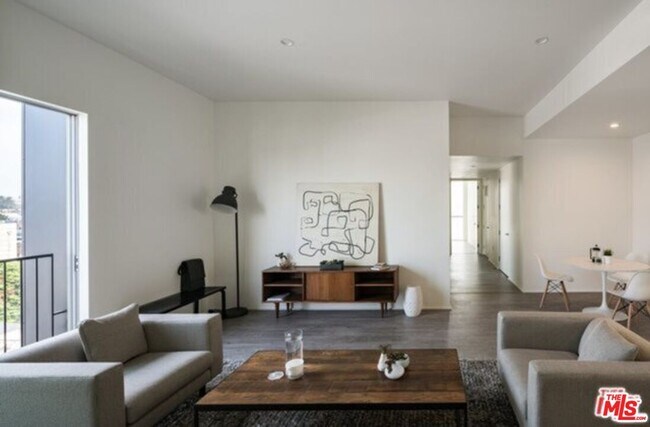 Building Photo - 1038 S Mariposa Ave