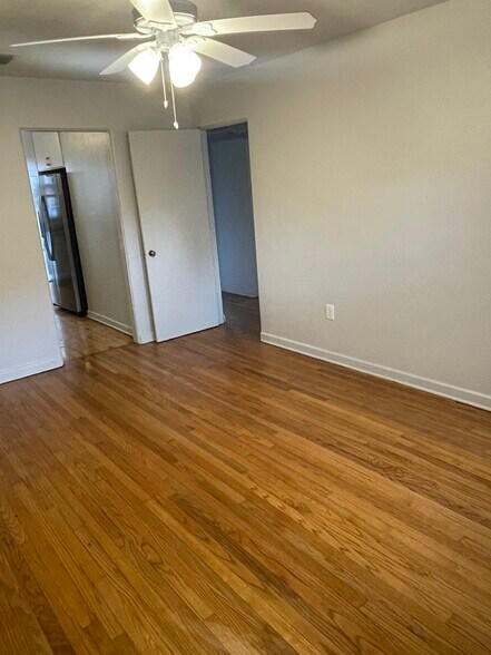 Building Photo - 716 S Mills Ave