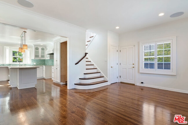 Building Photo - 360 Alma Real Dr