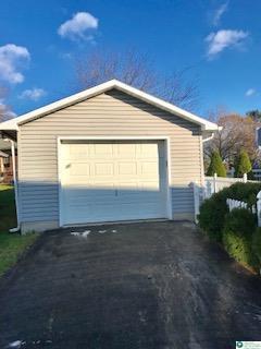 Building Photo - 425 Bank St