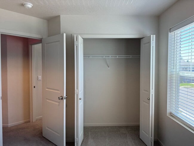 Building Photo - 4 bedroom 2.5 bathrooms in the beautiful M...