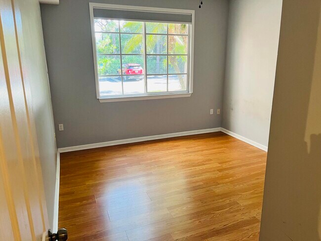 Building Photo - 6101 Myrtlewood Cir W
