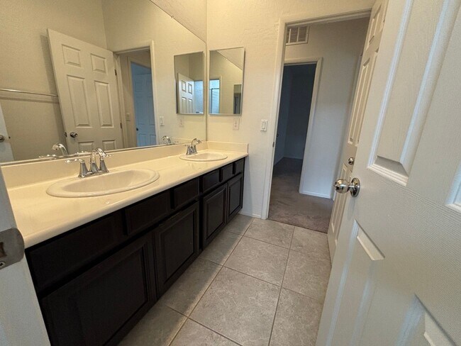 Building Photo - Beautiful Gated 3-Bed, 2.5-Bath Townhome in North Las Vegas!