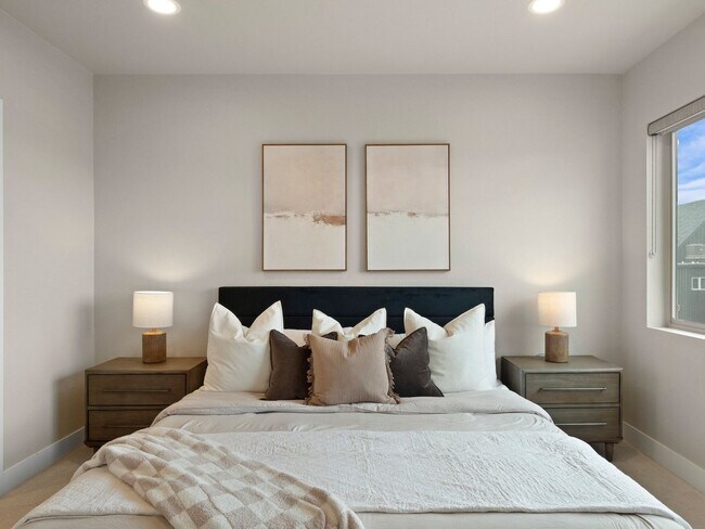 Building Photo - Modern Townhome with Mountain Views in One...