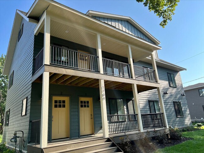 Building Photo - 1709 Rollins Ave SE