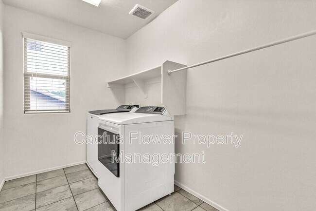 Building Photo - 1245 N Balboa