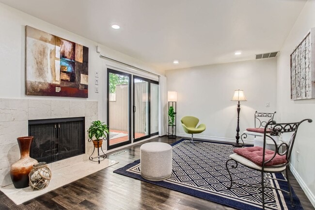 Building Photo - Beautifully Updated 2 Bedroom, 1.5 Bathroom Townhome-Style Condo in Tanasbrook, Near Tanasbourne!