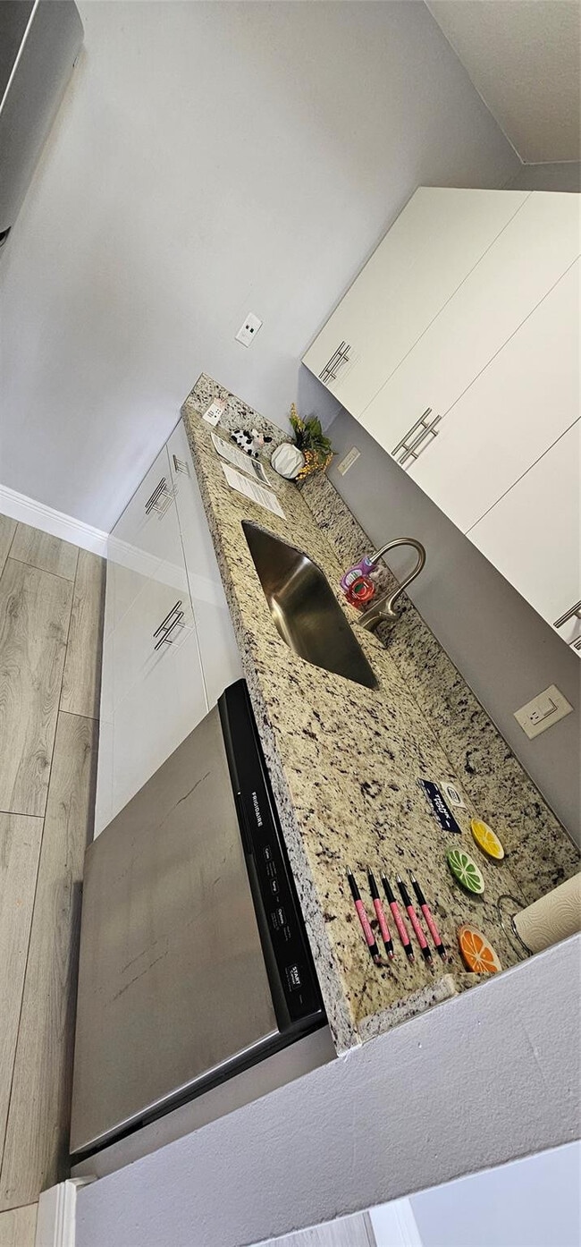 Building Photo - 2000 NE 135th St