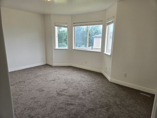 Building Photo - Beautiful 4 Bed, 2.5 Bath Townhome in Prim...