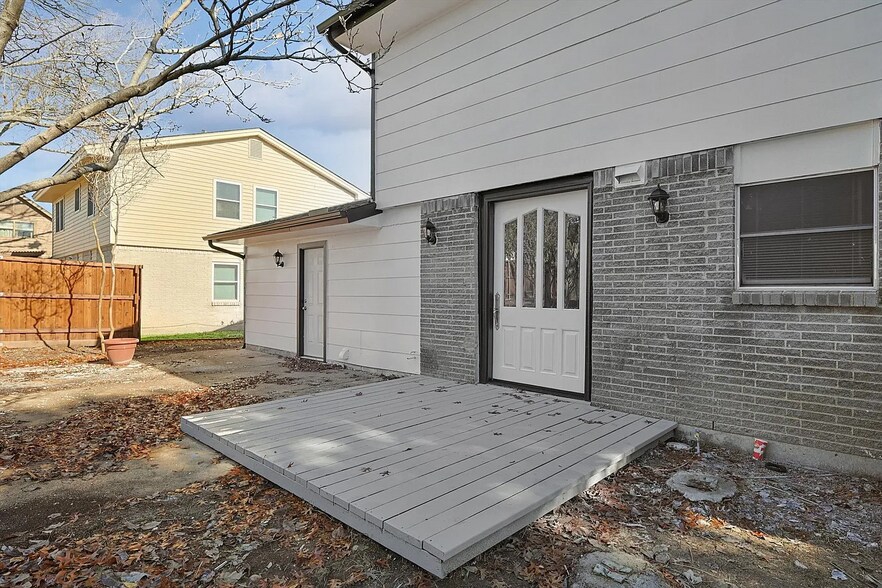 Building Photo - 9039 Pinewood Dr