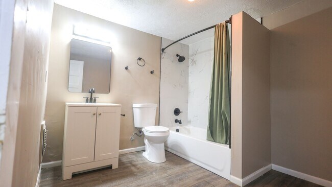 Building Photo - Welcome home to this freshly renovated 3-bedroom, 1-bathroom home on Cleveland’s West Side!