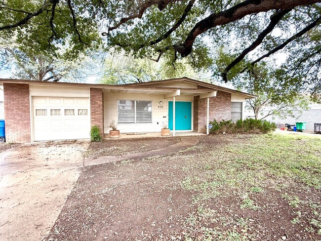 Building Photo - AVAILABLE NOW! 3 Bedroom / 2 Bath Home Nea...