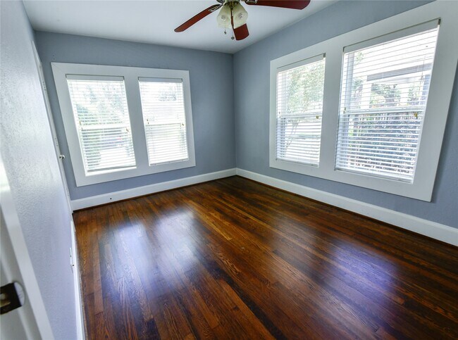 Building Photo - 1011 E 6 1/2 St