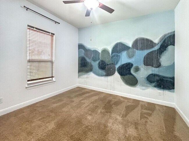 Building Photo - Spacious & Stylish 4-Bedroom Home with Mod...