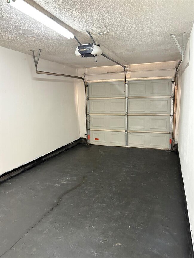 Building Photo - 12814 Hymeadow Dr