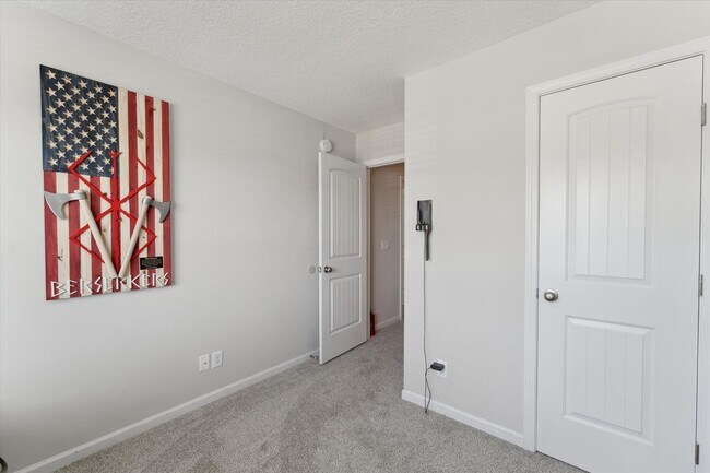 Building Photo - AVAILABLE OCTOBER 2025 [PET FRIENDLY]