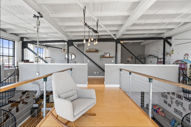 Building Photo - Industrial Chic 3bed/3bath loft style cond...