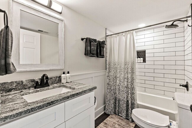 Building Photo - FULLY FURNISHED!