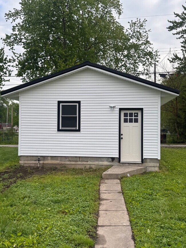 Building Photo - 315 W Oakridge Ave
