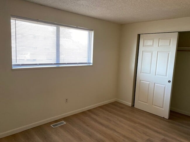 Building Photo - 2 Bedroom with an Additional Bonus Room Upstairs