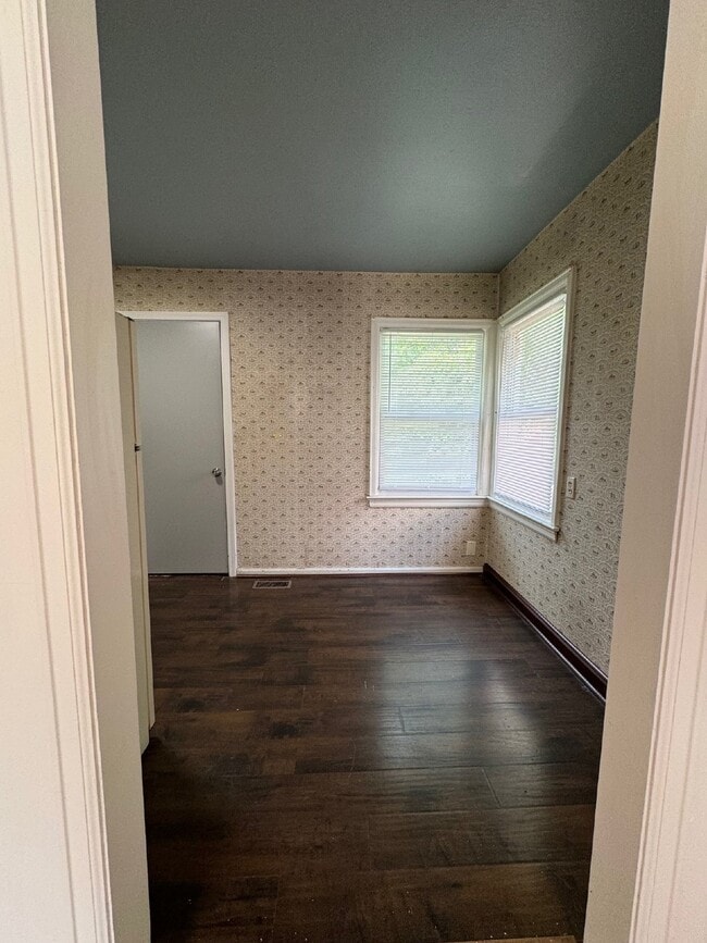 Building Photo - 1 Bedroom, 1 bathroom Duplex with hardwood...