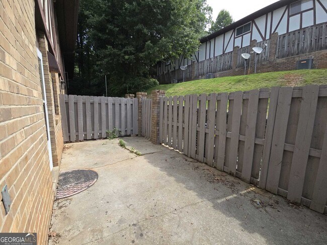 Building Photo - 2946 N Dekalb Dr