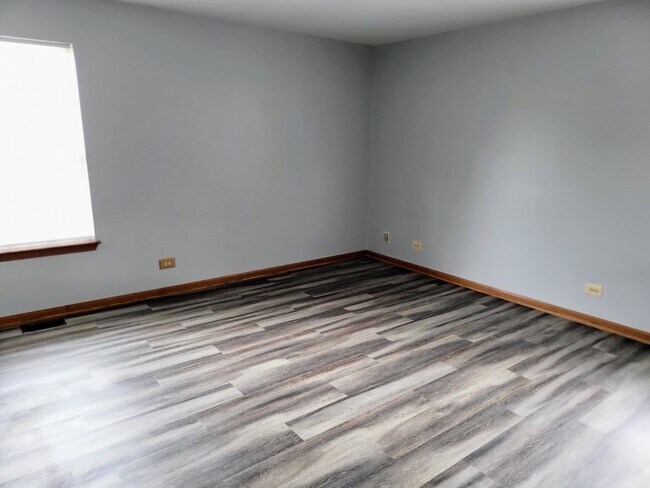 Building Photo - 600 W Streamwood Blvd