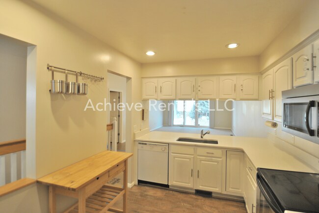 Building Photo - 637 E 950 S