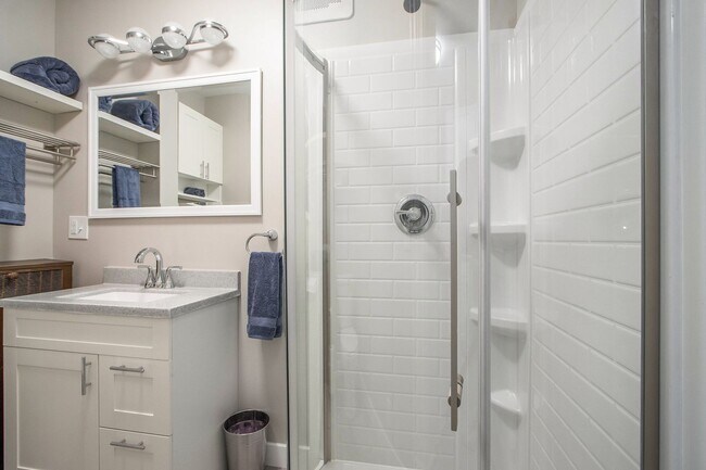 Building Photo - $1495 Tastefully furnished 1BR Apartment |...