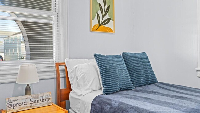 Building Photo - 206 N Dorset Ave