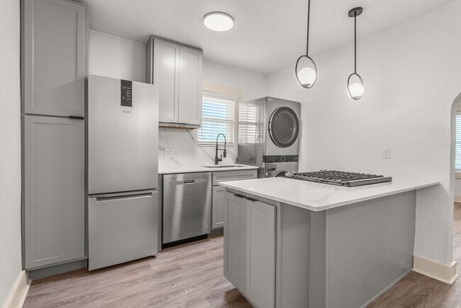 Building Photo - One Bedroom Boutique Apartment in the Plaza