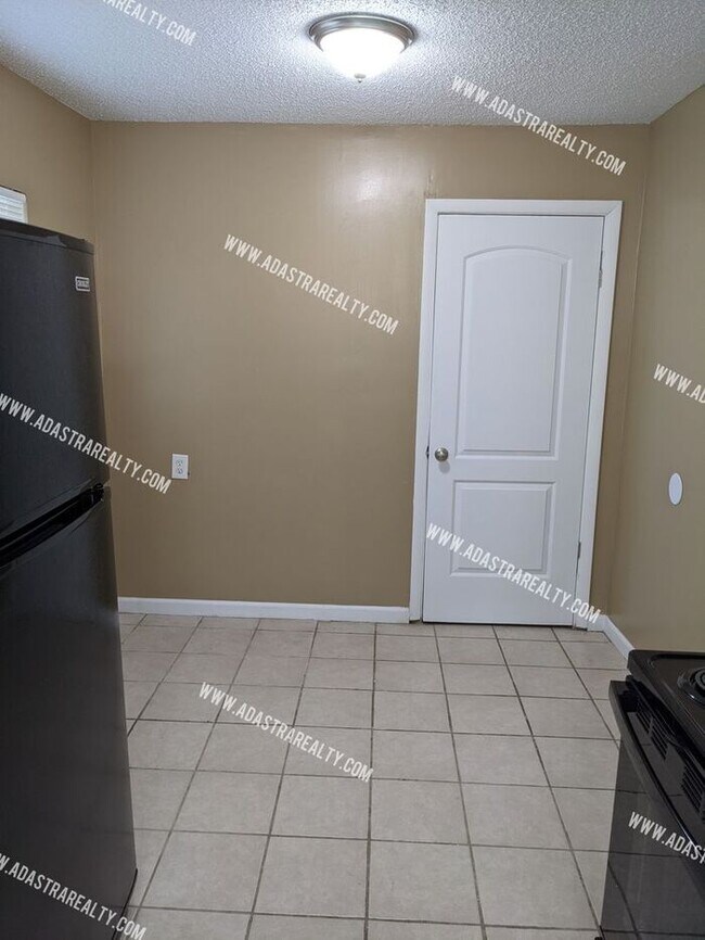 Building Photo - Updated South KCMO Home-Available in JUNE!!