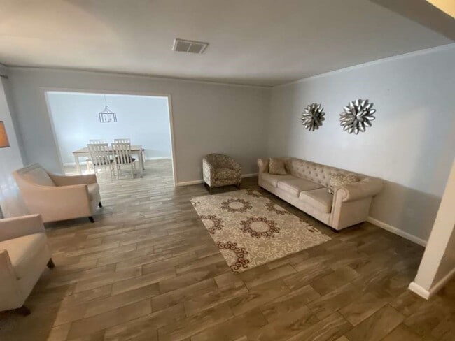 Building Photo - 5566 Beechnut St