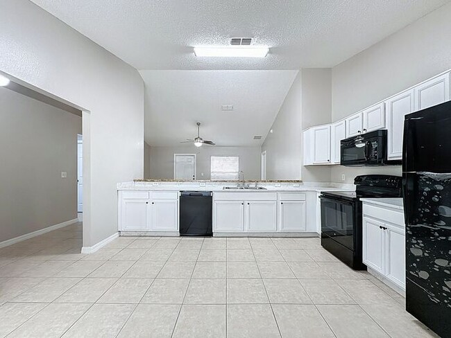 Building Photo - Charming 3-Bedroom Rental in Poinciana