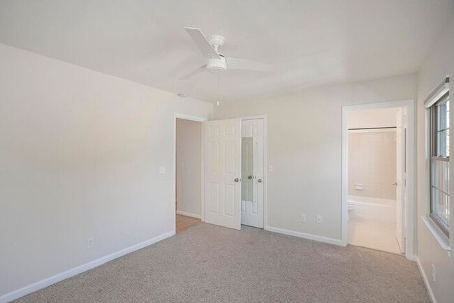 Building Photo - Beautiful 3 Bed Brentwood Townhome!