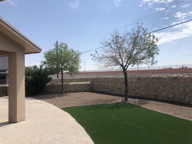 Building Photo - 6216 Lovebird Ln
