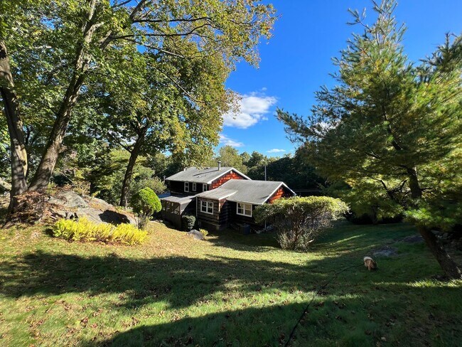 Building Photo - Spacious Well Maintained 3 Bedroom 2.5-Bat...