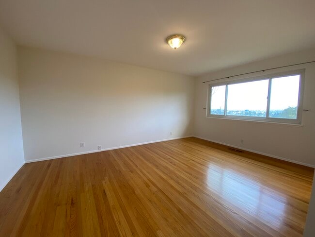 Building Photo - 845 Viewridge Dr