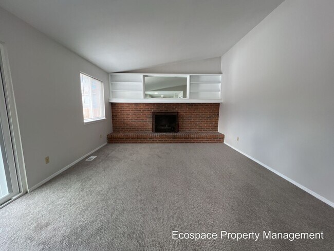 Building Photo - Four Bedroom House in the Smoky Hill neigh...