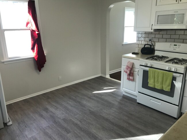 Building Photo - 2BR Updated Midtown Home - Available Now!