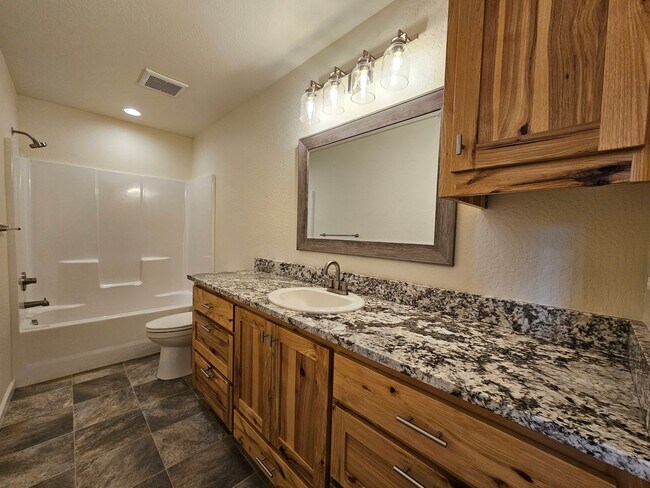 Building Photo - Newer Construction Close to Downtown Grants Pass