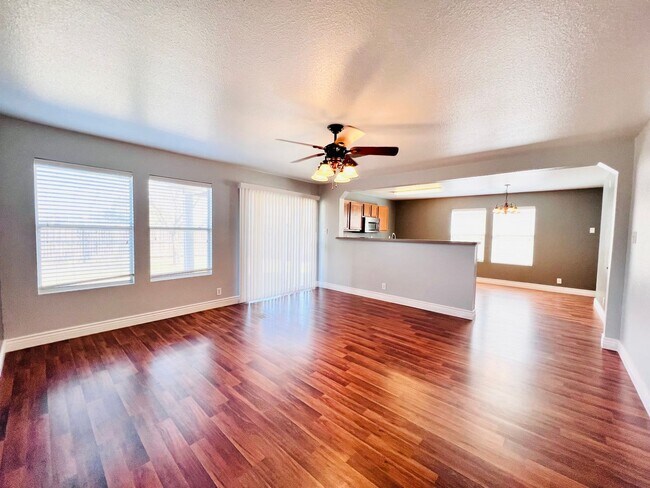 Building Photo - Beautiful two-story home in the desirable Silver Oaks community!