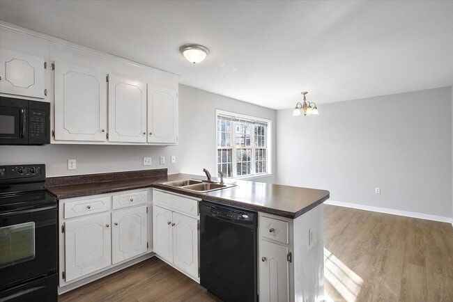 Building Photo - NEWLY RENOVATED 4 BEDROOM HOME IN ASHBROOK